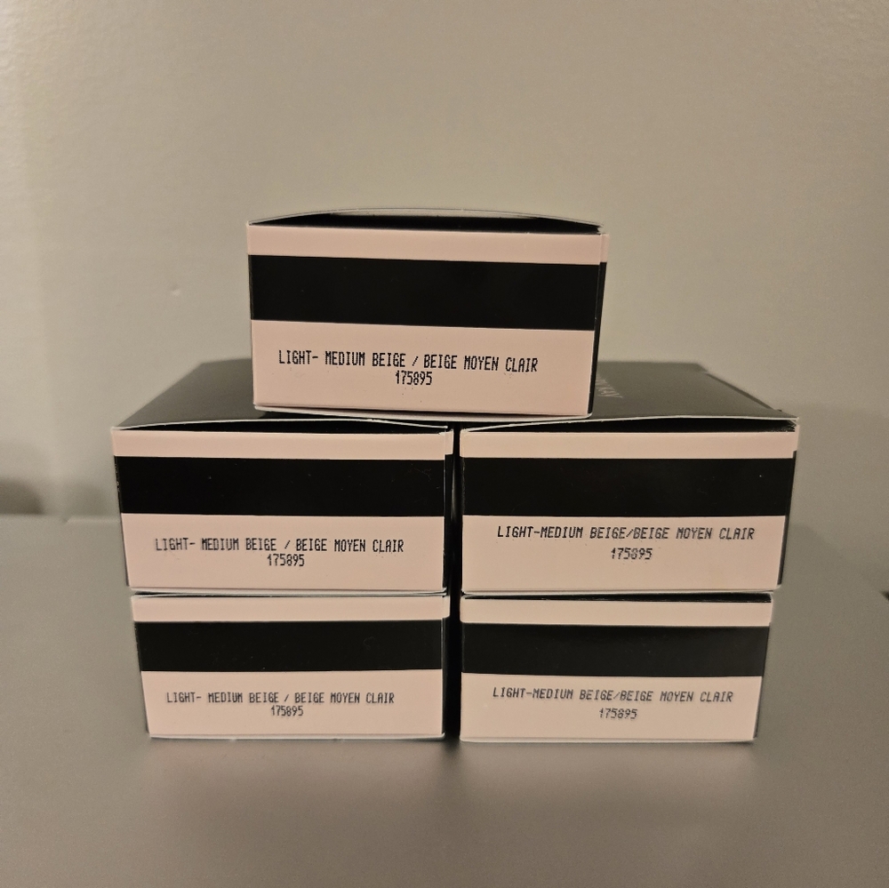 Mark Kay Light-Medium Beige Silky Setting Powder